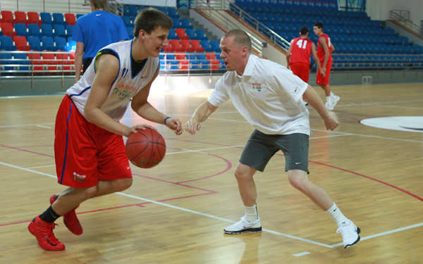 Tim Connelly, right, has done a lot of work with Basketball Without Borders. (Photo by Catherine Steenkeste/NBAE via Getty Images)